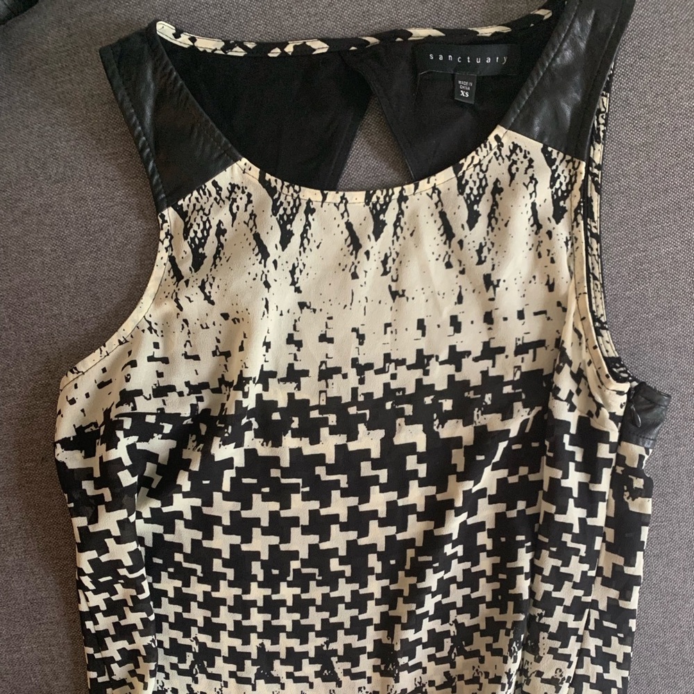 Women’s sleeveless shirt
